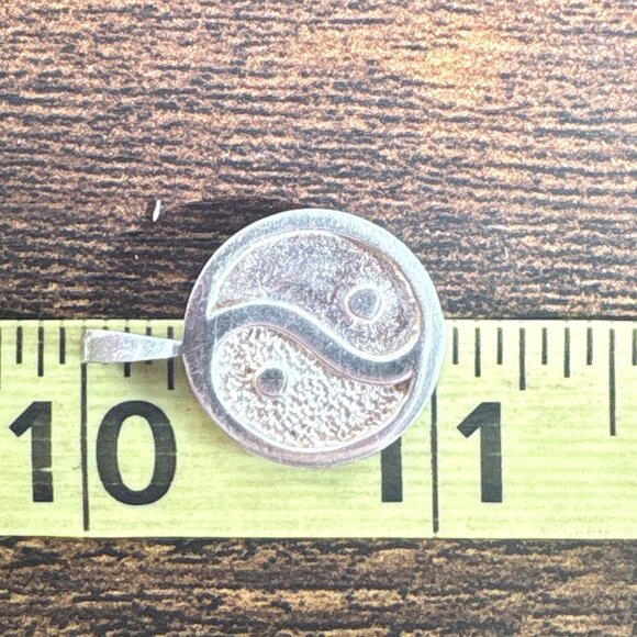 VTG Solid Sterling Silver 925 Yin Yang Design Circle Pendant Size 1" Length - Picture 7 of 9